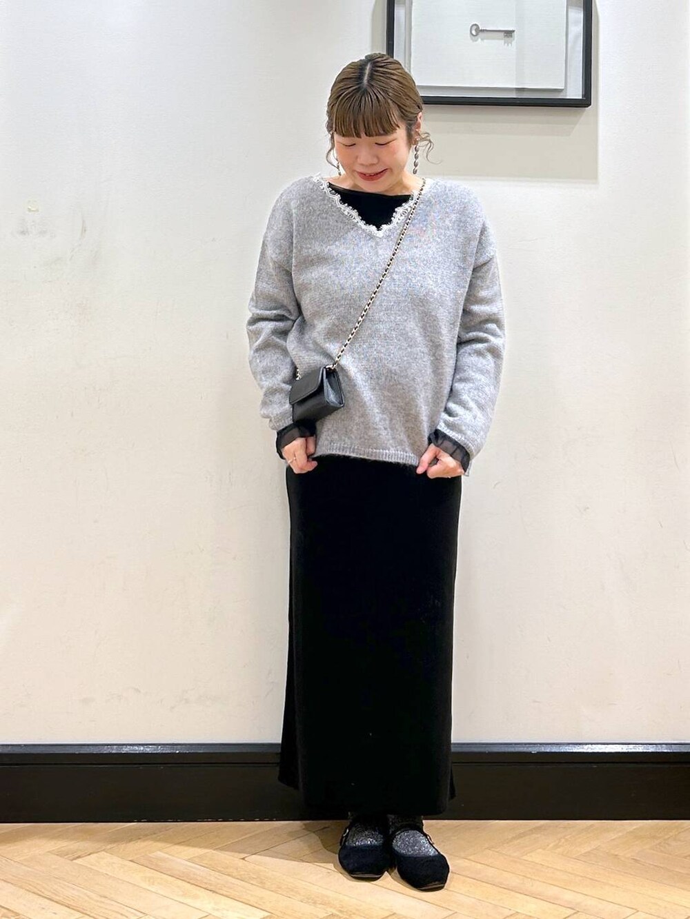 グレー系のニット/セーター、ブラック系のワンピースを着用したレディースの冬コーディネートの3枚目の写真