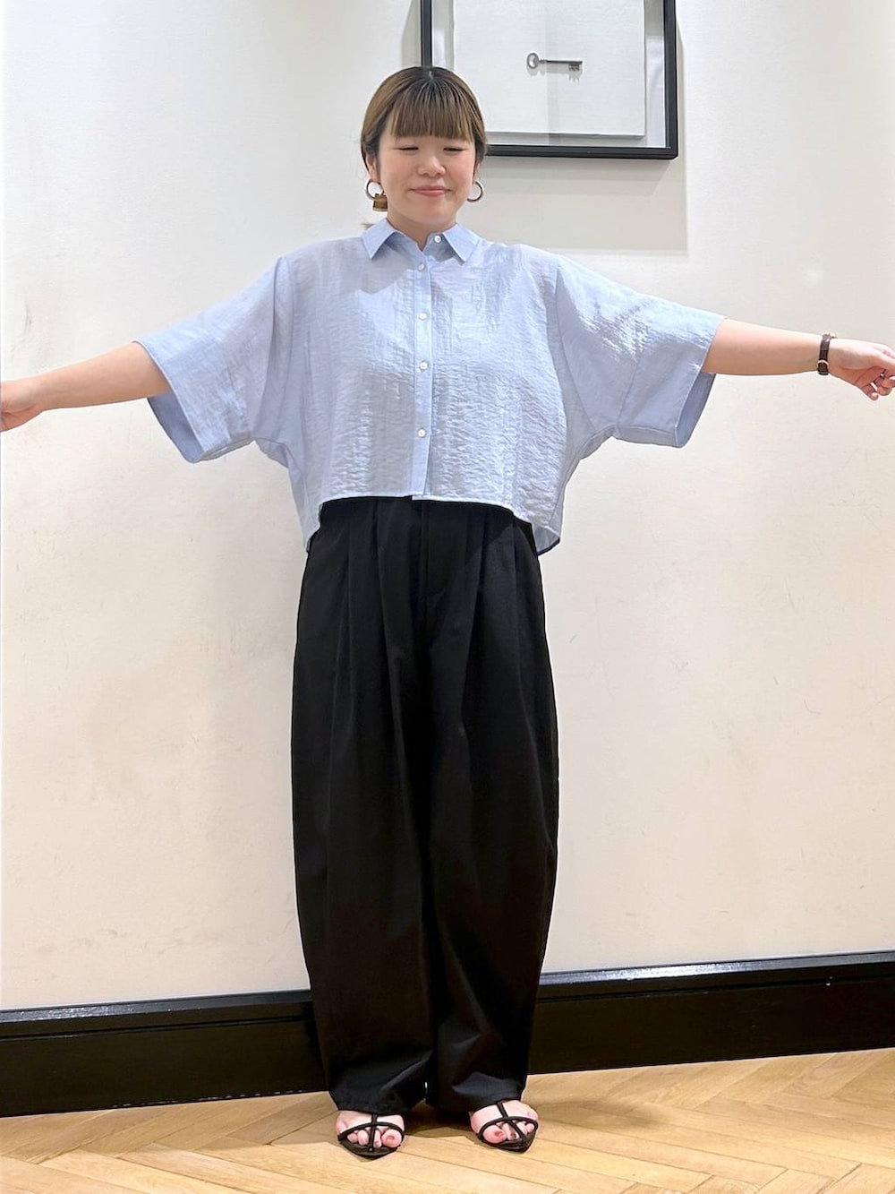 「apart by lowrys、ベーシック/シンプル、夏コーデ、シャツ、パンツ、サンダル、カジュアル、カジュアルコーデ、お仕事コーデ_apart by lowrys、ナチュラル、きれいめ」｜「A part byのクロスフラットサンダル（サンダル、ブラウン系）」を使った、seさん（レディース・157cm）の夏コーディネートの2枚目の写真
