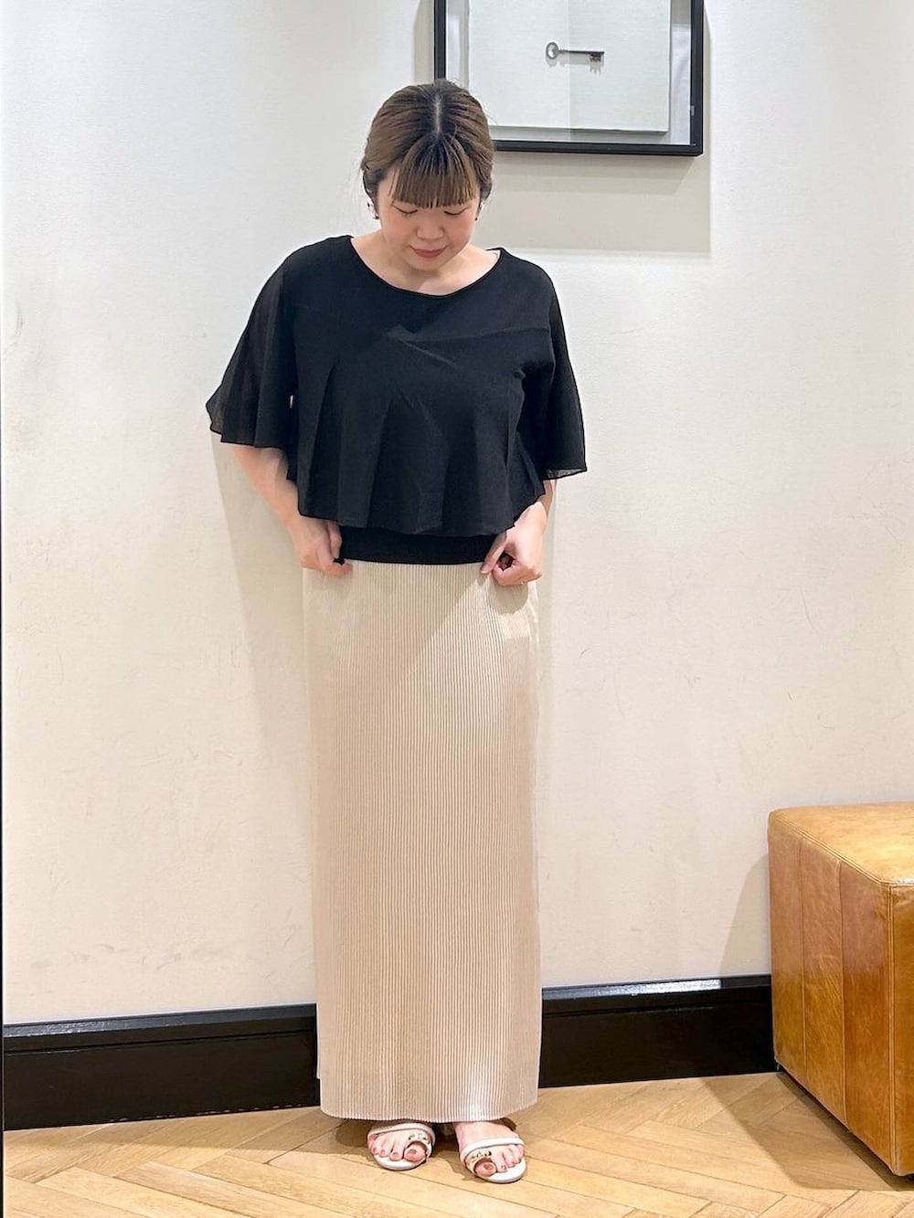 「ナチュラル、きれいめ、apart by lowrys、夏コーデ、お仕事コーデ_apart by lowrys、ニット、スカート、サンダル」｜「A part byのプリーツイージータイトスカート2（スカート、ホワイト系）」を使った、seさん（レディース・157cm）の夏コーディネートの2枚目の写真