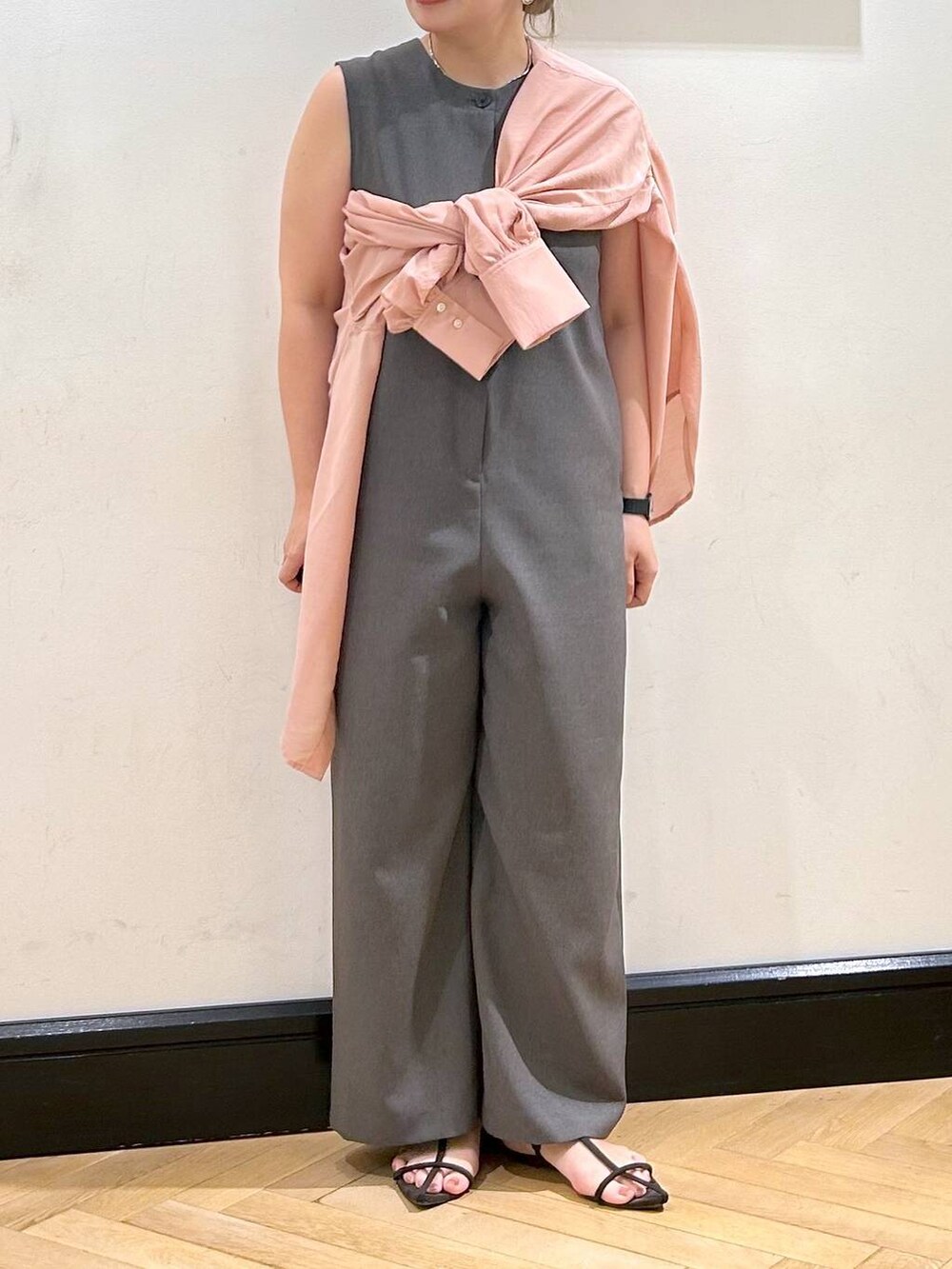 ピンク系のシャツ/ブラウス、ブラウン系のサンダル、グレー系のつなぎ/オールインワンを着用したレディースの夏コーディネートの4枚目の写真