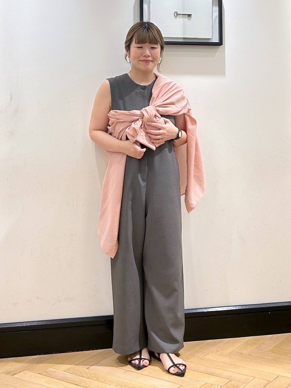 ピンク系のシャツ/ブラウス、ブラウン系のサンダル、グレー系のつなぎ/オールインワンを着用したレディースの夏コーディネートの2枚目の写真