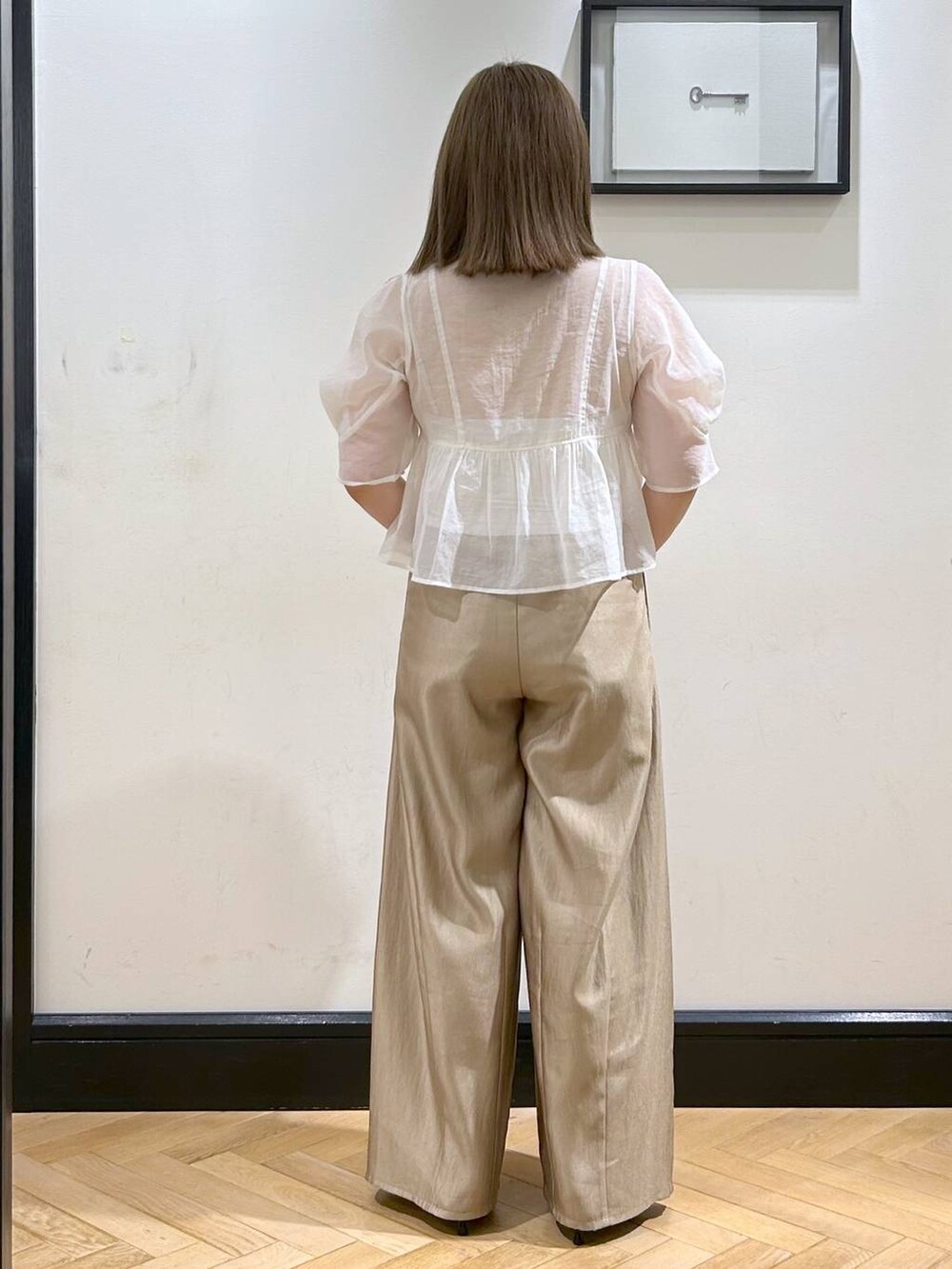 ブラック系のパンプス、ホワイト系のタンクトップ、ホワイト系のシャツ/ブラウスを着用したレディースの夏コーディネートの6枚目の写真