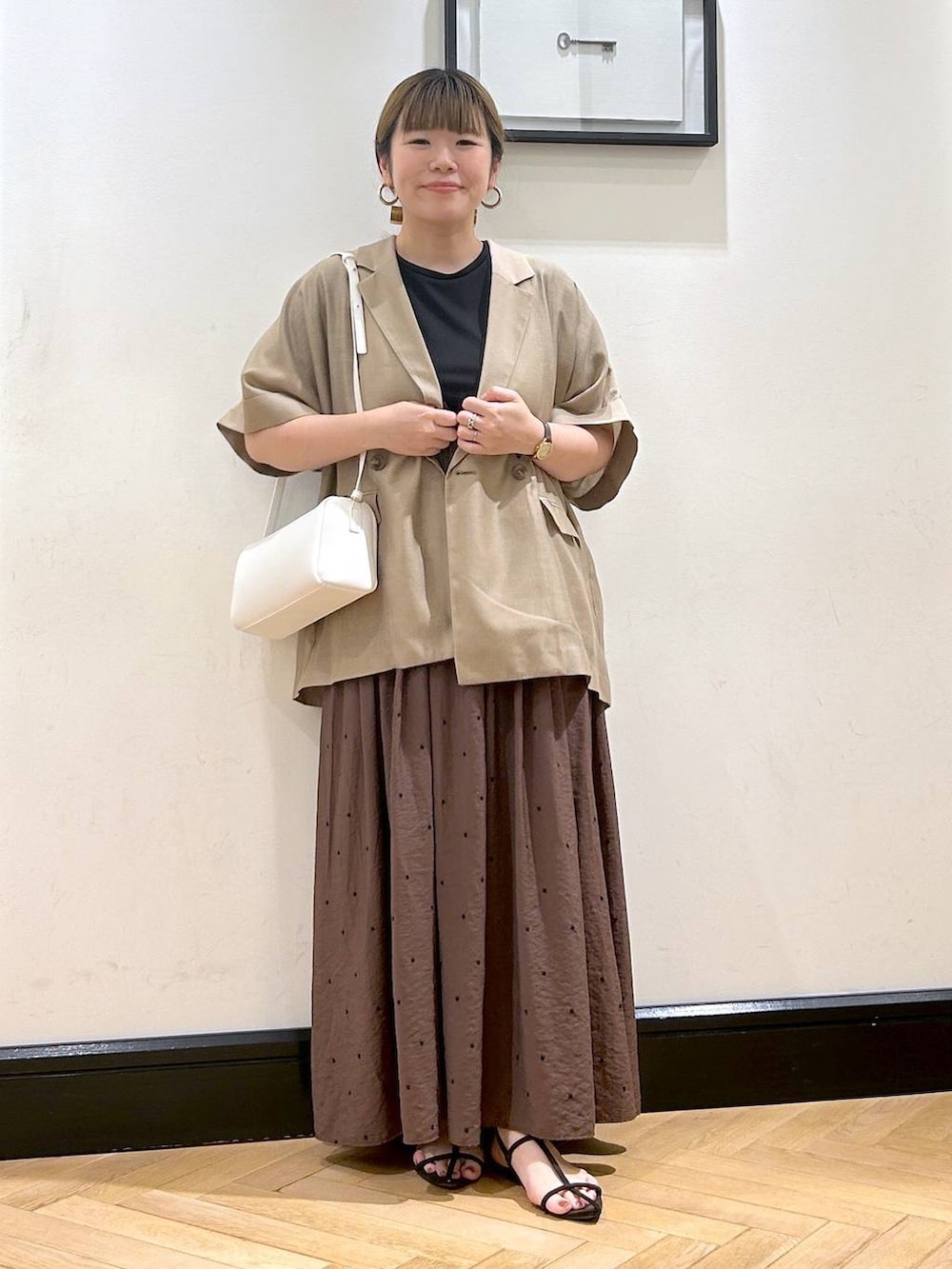 「apart by lowrys、夏コーデ、ジャケット、ワンピース、サンダル、お出かけコーデ、デートコーデ、旅行、きれいめ、ナチュラル」｜「A part byのクロスフラットサンダル（サンダル、ブラウン系）」を使った、seさん（レディース・157cm）の夏コーディネートの5枚目の写真