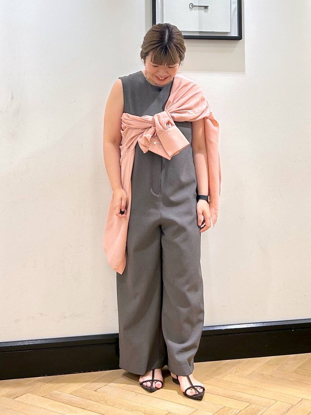 ピンク系のシャツ/ブラウス、ブラウン系のサンダル、グレー系のつなぎ/オールインワンを着用したレディースの夏コーディネートの3枚目の写真