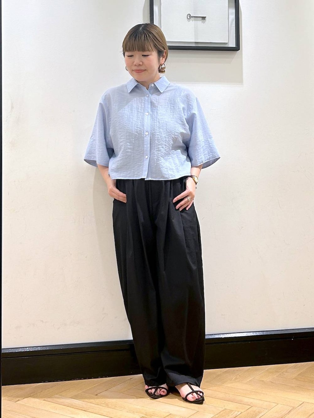 「apart by lowrys、ベーシック/シンプル、夏コーデ、シャツ、パンツ、サンダル、カジュアル、カジュアルコーデ、お仕事コーデ_apart by lowrys、ナチュラル、きれいめ」｜「A part byのクロスフラットサンダル（サンダル、ブラウン系）」を使った、seさん（レディース・157cm）の夏コーディネートの4枚目の写真
