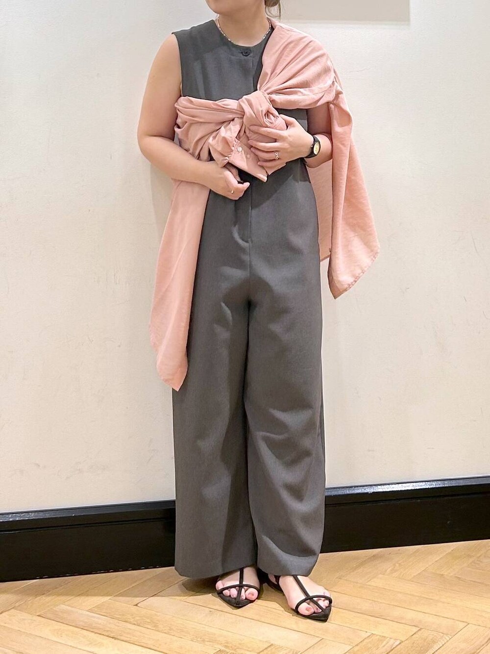 ピンク系のシャツ/ブラウス、ブラウン系のサンダル、グレー系のつなぎ/オールインワンを着用したレディースの夏コーディネートの8枚目の写真
