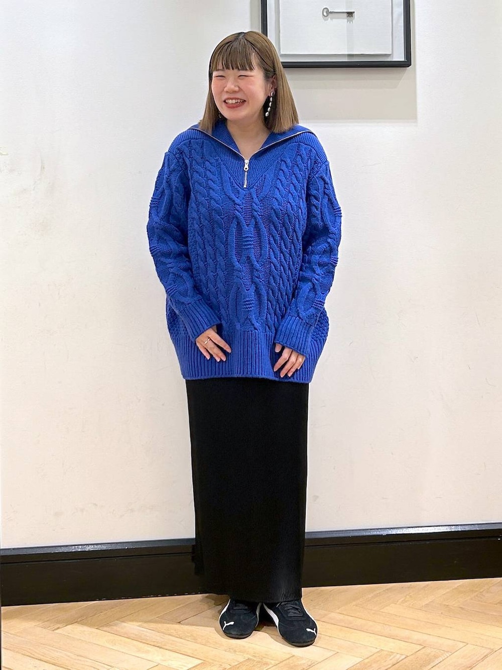 ブラック系のスニーカー、ブラック系のスカートを着用したレディースの冬コーディネートの2枚目の写真