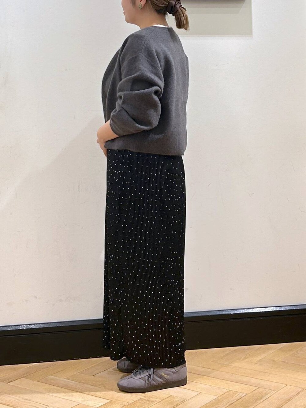 グレー系のカーディガン/ボレロ、その他のスカート、グレー系のスニーカーを着用したレディースの秋コーディネートの7枚目の写真