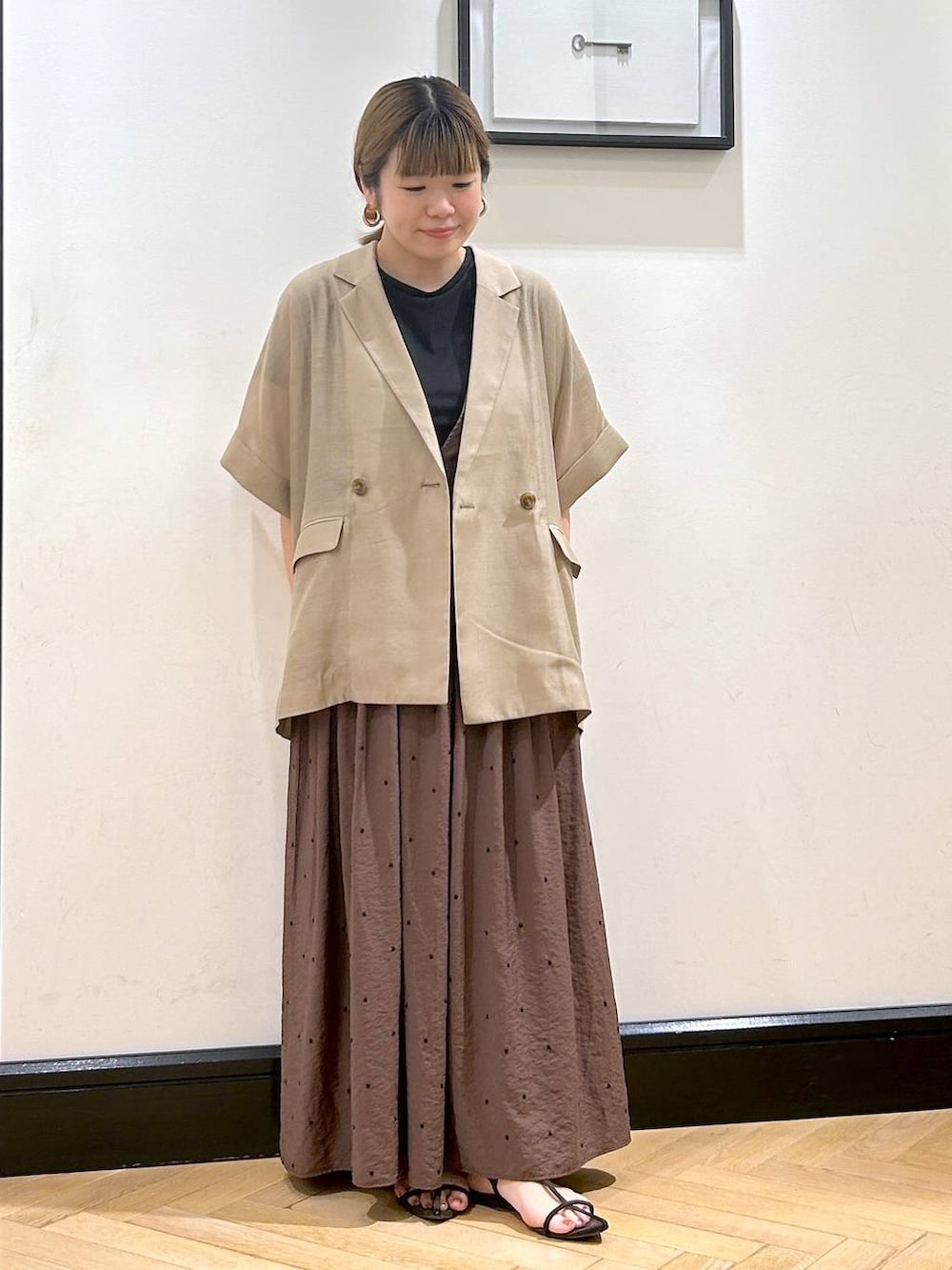 「apart by lowrys、夏コーデ、ジャケット、ワンピース、サンダル、お出かけコーデ、デートコーデ、旅行、きれいめ、ナチュラル」｜「A part byのクロスフラットサンダル（サンダル、ブラウン系）」を使った、seさん（レディース・157cm）の夏コーディネートの6枚目の写真