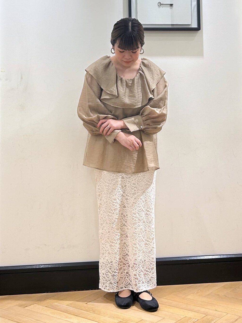 ホワイト系のスカート、ブラック系のバレエシューズを着用したレディースの秋コーディネートの3枚目の写真