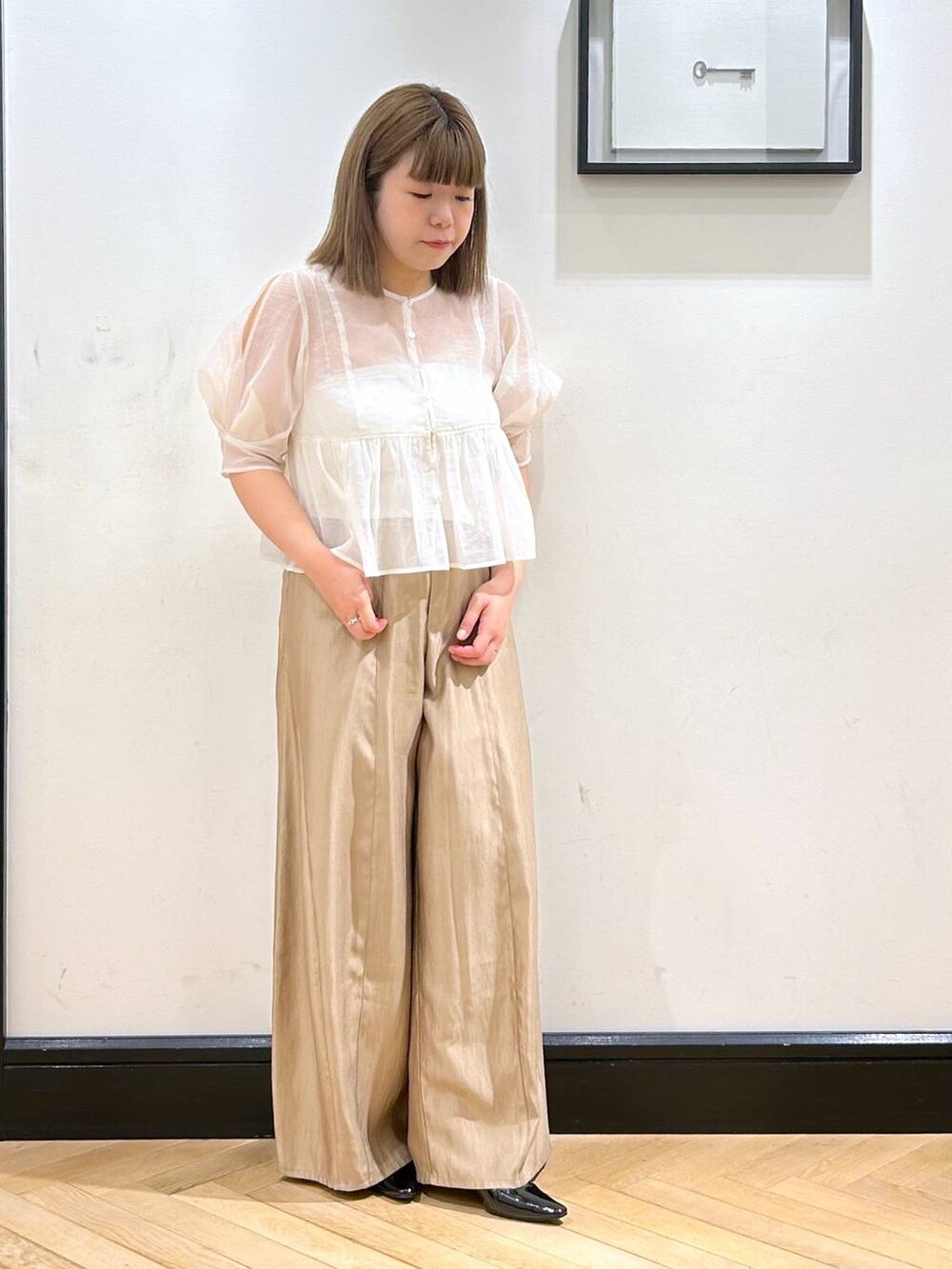 ブラック系のパンプス、ホワイト系のタンクトップ、ホワイト系のシャツ/ブラウスを着用したレディースの夏コーディネートの2枚目の写真