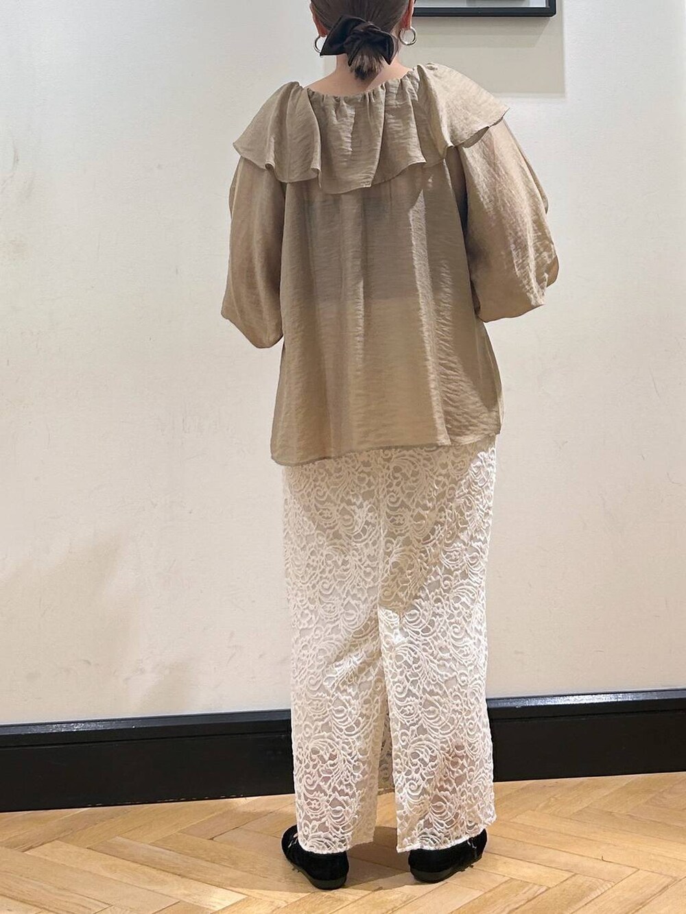 ホワイト系のスカート、ブラック系のバレエシューズを着用したレディースの秋コーディネートの6枚目の写真