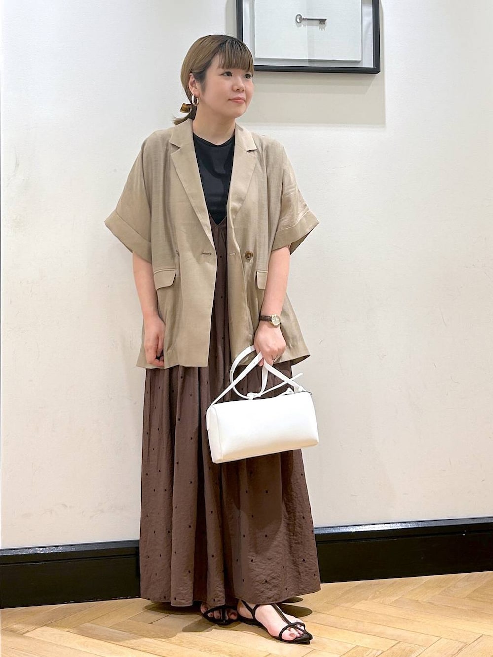 「apart by lowrys、夏コーデ、ジャケット、ワンピース、サンダル、お出かけコーデ、デートコーデ、旅行、きれいめ、ナチュラル」｜「A part byのクロスフラットサンダル（サンダル、ブラウン系）」を使った、seさん（レディース・157cm）の夏コーディネートの4枚目の写真