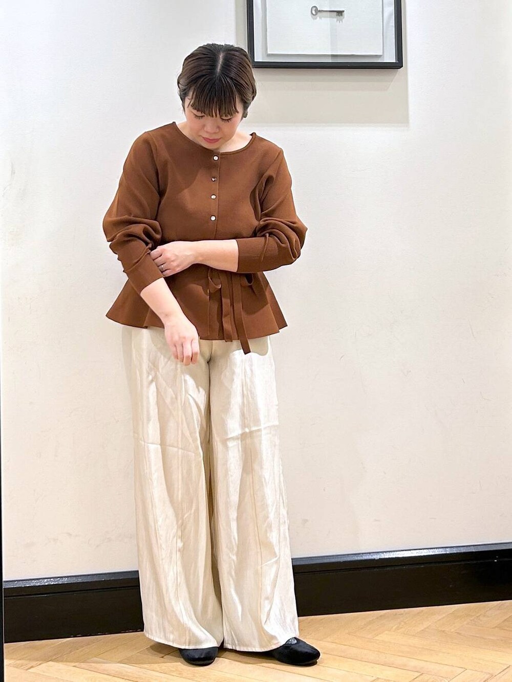 ホワイト系のその他パンツ、ブラック系のバレエシューズ、ブラウン系のカーディガン/ボレロを着用したレディースの秋コーディネートの3枚目の写真