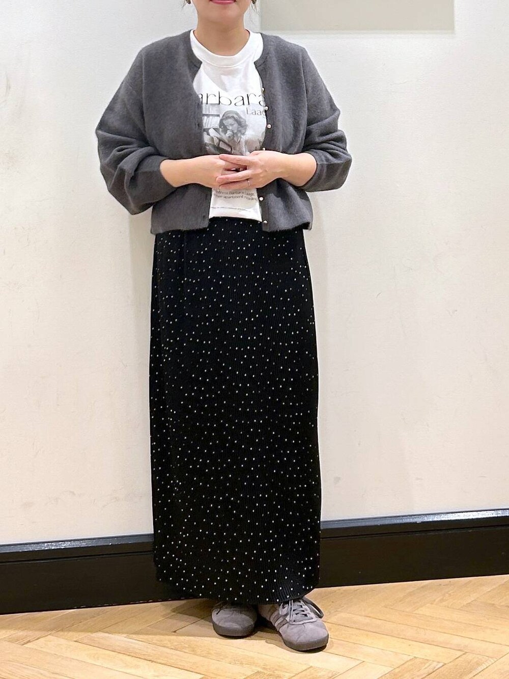 グレー系のカーディガン/ボレロ、その他のスカート、グレー系のスニーカーを着用したレディースの秋コーディネートの6枚目の写真