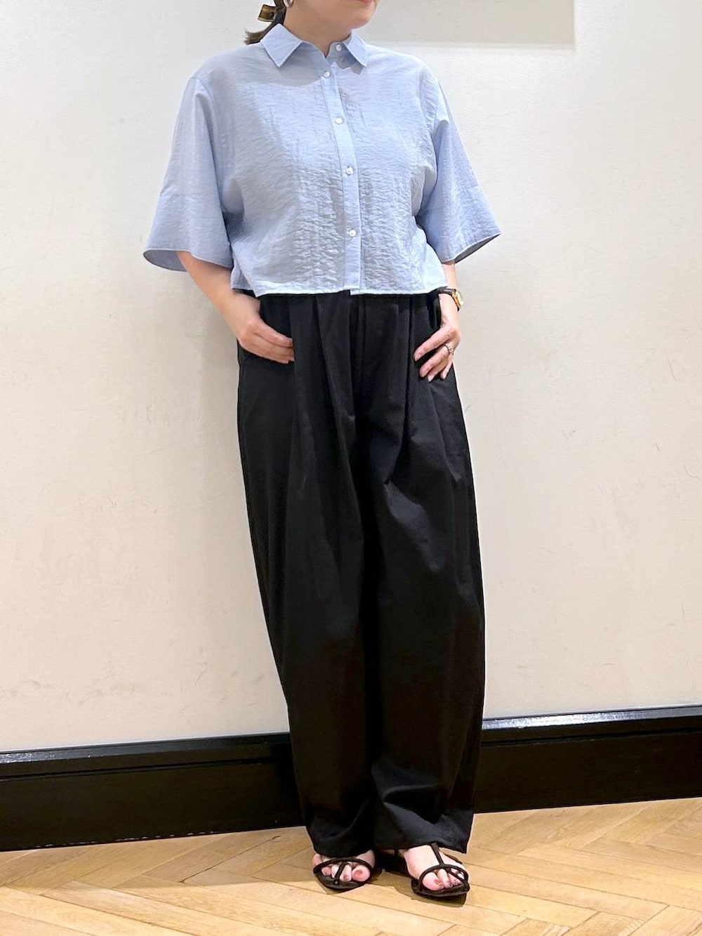 「apart by lowrys、ベーシック/シンプル、夏コーデ、シャツ、パンツ、サンダル、カジュアル、カジュアルコーデ、お仕事コーデ_apart by lowrys、ナチュラル、きれいめ」｜「A part byのクロスフラットサンダル（サンダル、ブラウン系）」を使った、seさん（レディース・157cm）の夏コーディネートの9枚目の写真