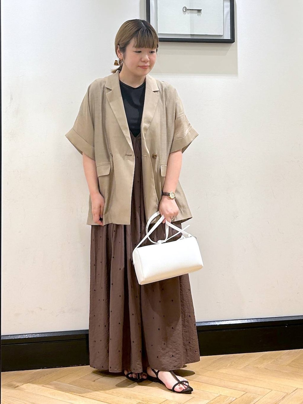 「apart by lowrys、夏コーデ、ジャケット、ワンピース、サンダル、お出かけコーデ、デートコーデ、旅行、きれいめ、ナチュラル」｜「A part byのクロスフラットサンダル（サンダル、ブラウン系）」を使った、seさん（レディース・157cm）の夏コーディネートの3枚目の写真