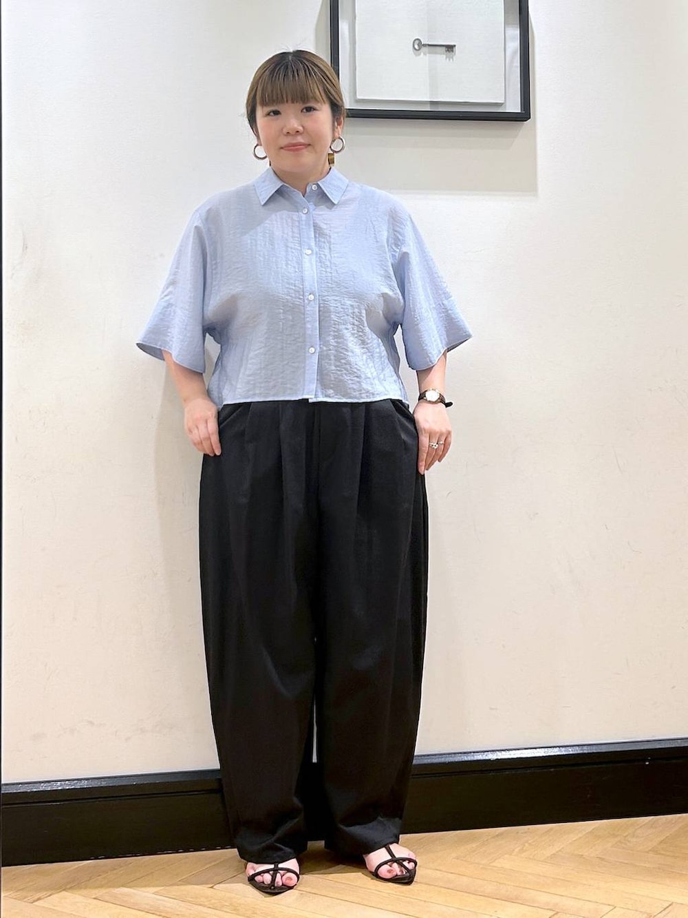 「apart by lowrys、ベーシック/シンプル、夏コーデ、シャツ、パンツ、サンダル、カジュアル、カジュアルコーデ、お仕事コーデ_apart by lowrys、ナチュラル、きれいめ」｜「A part byのクロスフラットサンダル（サンダル、ブラウン系）」を使った、seさん（レディース・157cm）の夏コーディネートの3枚目の写真