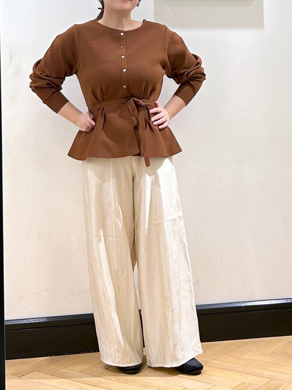 ホワイト系のその他パンツ、ブラック系のバレエシューズ、ブラウン系のカーディガン/ボレロを着用したレディースの秋コーディネートの5枚目の写真