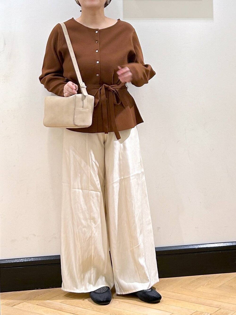 ホワイト系のその他パンツ、ブラック系のバレエシューズ、ブラウン系のカーディガン/ボレロを着用したレディースの秋コーディネートの4枚目の写真