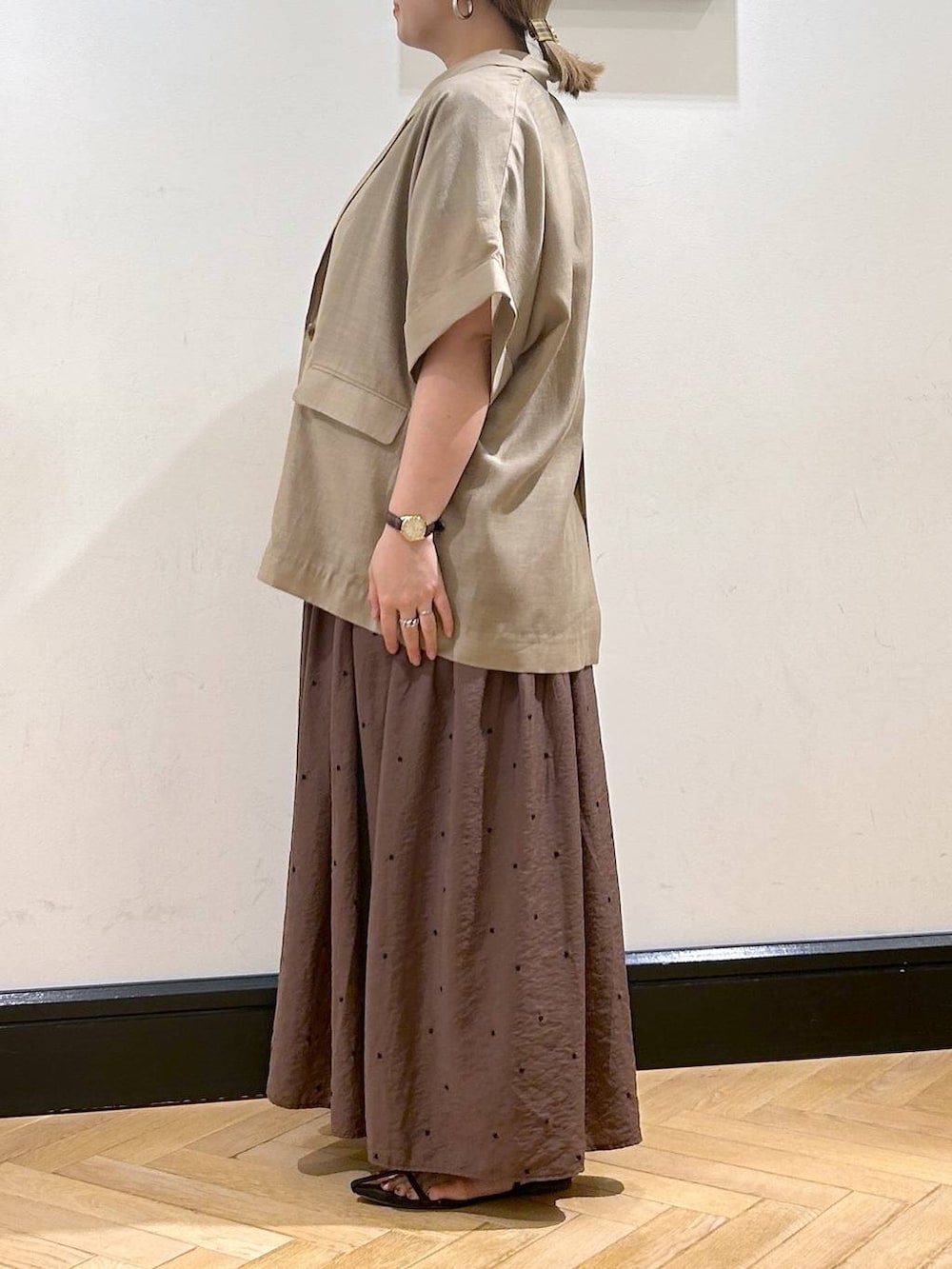 「apart by lowrys、夏コーデ、ジャケット、ワンピース、サンダル、お出かけコーデ、デートコーデ、旅行、きれいめ、ナチュラル」｜「A part byのクロスフラットサンダル（サンダル、ブラウン系）」を使った、seさん（レディース・157cm）の夏コーディネートの7枚目の写真