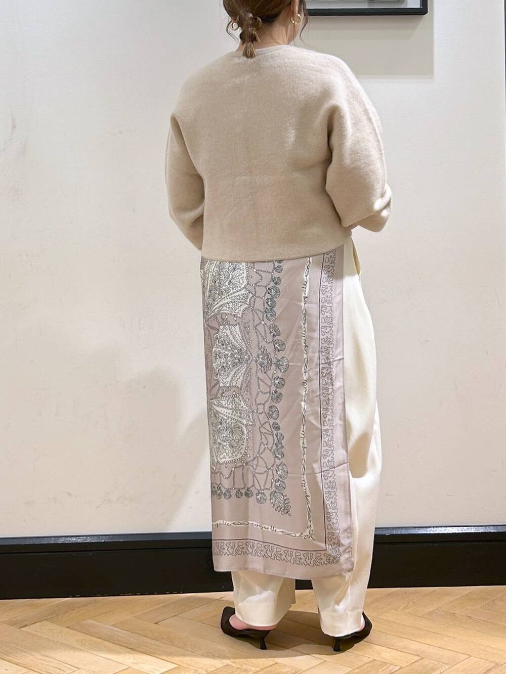 ホワイト系のスラックス、ホワイト系のカーディガン/ボレロ、ブラウン系のパンプスを着用したレディースの秋コーディネートの6枚目の写真