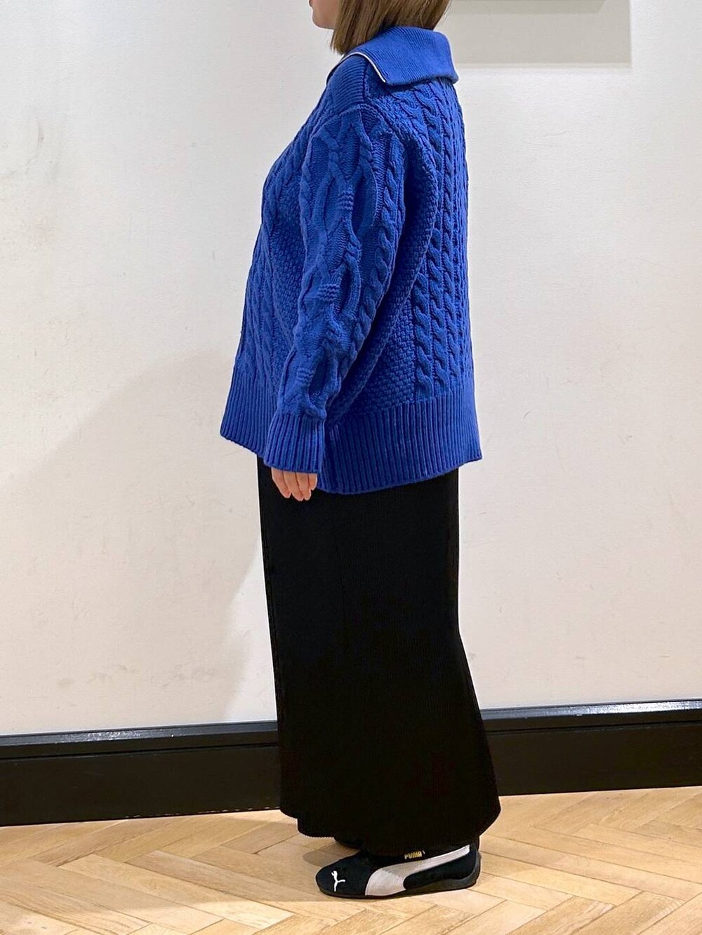 ブラック系のスニーカー、ブラック系のスカートを着用したレディースの冬コーディネートの4枚目の写真