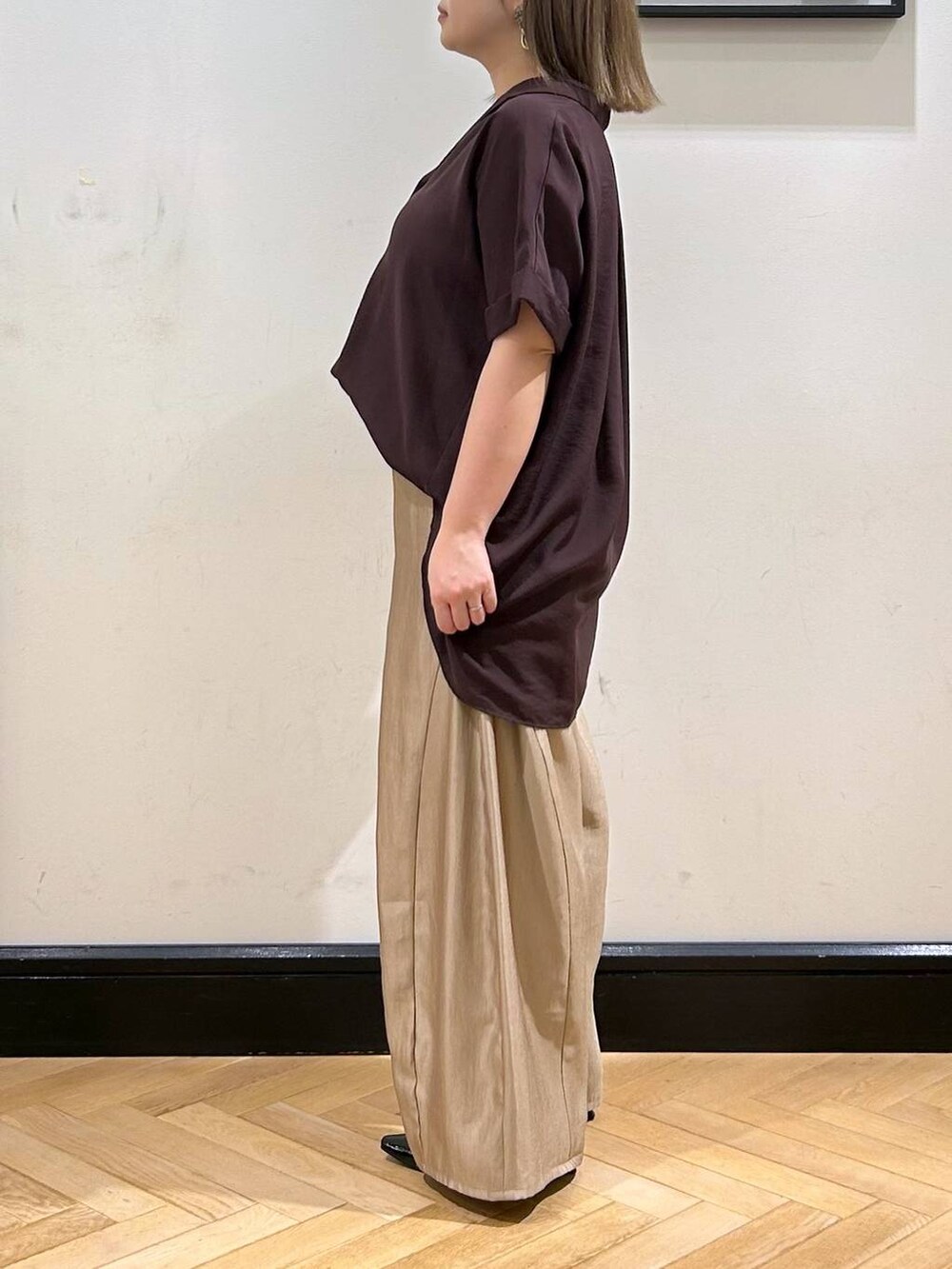 ブラウン系のシャツ/ブラウス、ブラック系のパンプス、ブラック系のハンドバッグを着用したレディースの夏コーディネートの7枚目の写真