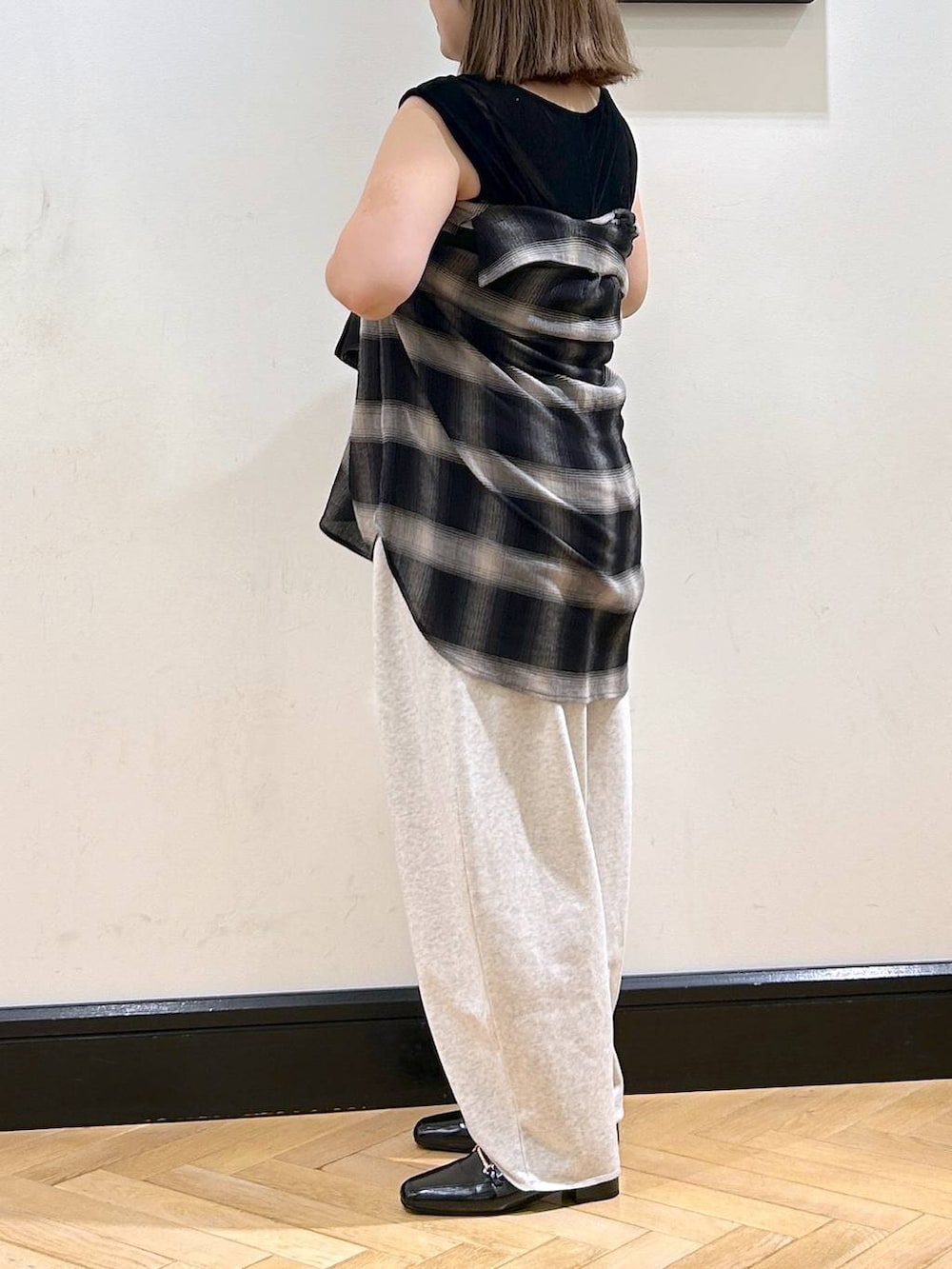 ブラック系のローファー、グレー系のスウェットパンツ、ブラック系のTシャツ/カットソーを着用したレディースの夏コーディネートの7枚目の写真