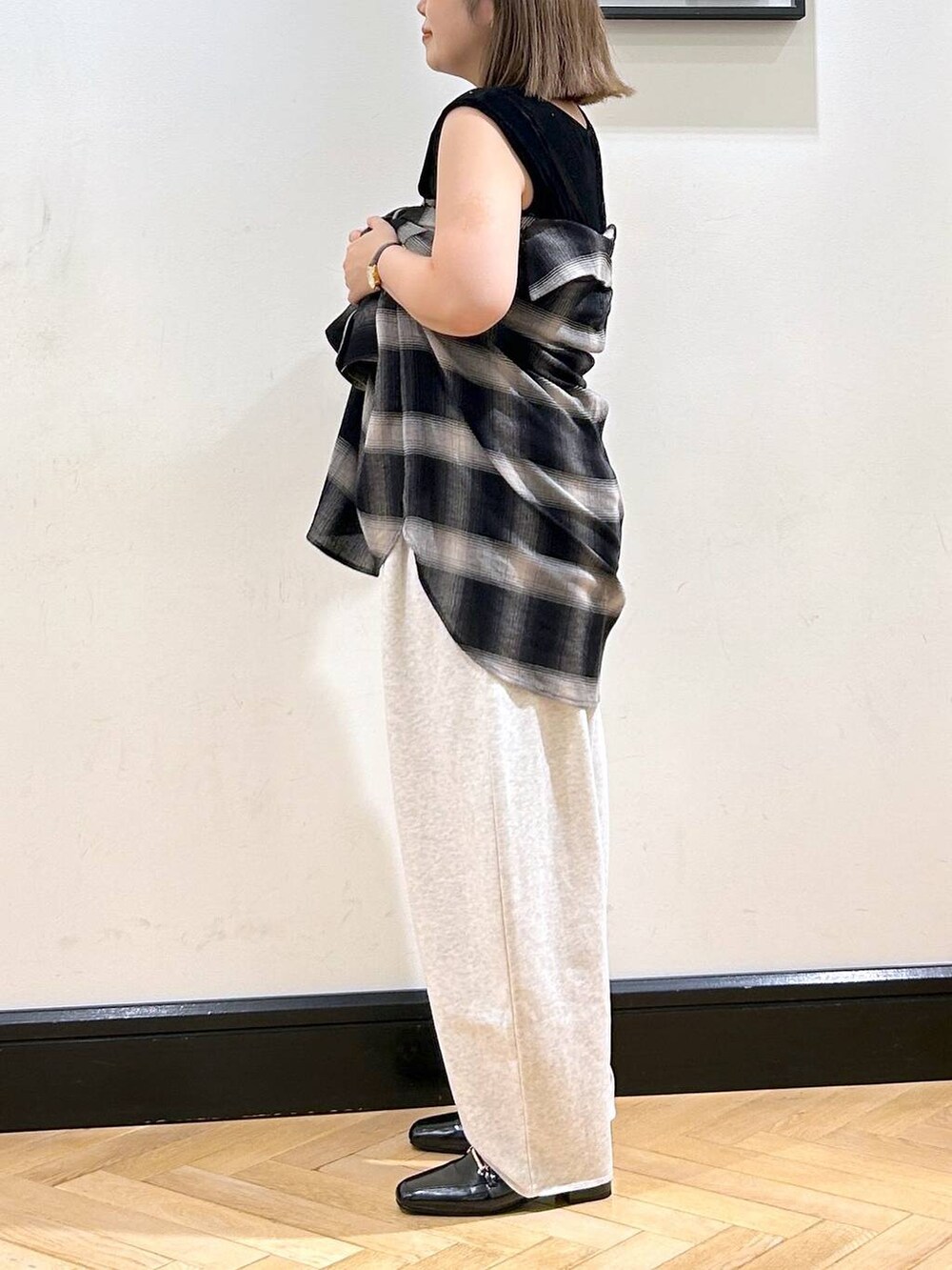ブラック系のローファー、グレー系のスウェットパンツ、ブラック系のTシャツ/カットソーを着用したレディースの夏コーディネートの6枚目の写真