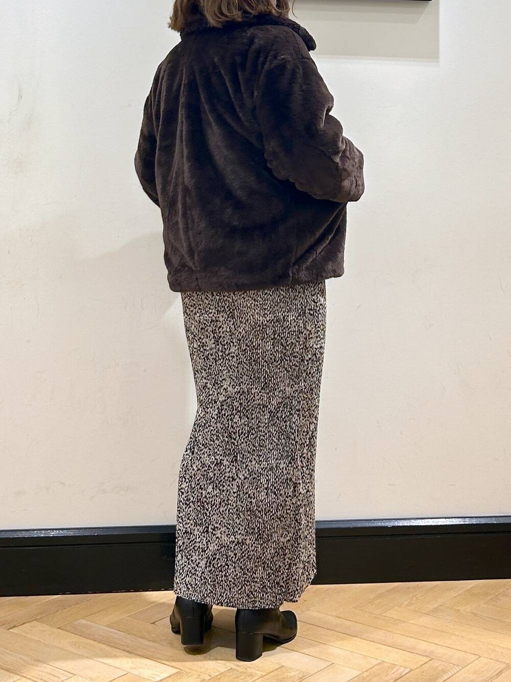 ブラック系のブーツ、ブラウン系のその他アウター、ホワイト系のカーディガン/ボレロを着用したレディースの秋コーディネートの7枚目の写真