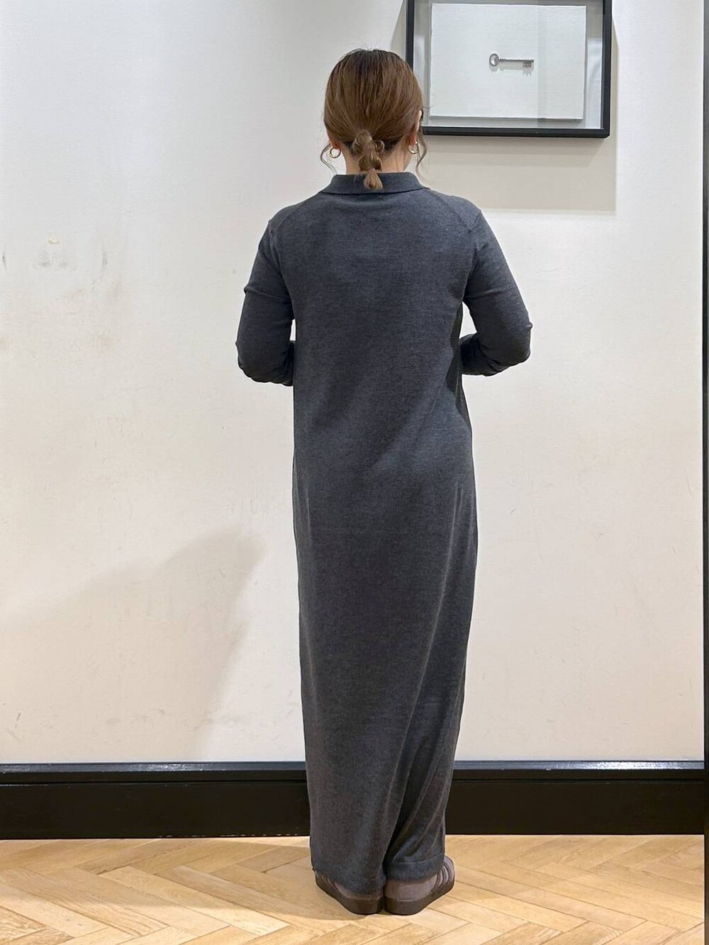 グレー系のスニーカー、ホワイト系のトートバッグ、グレー系のワンピースを着用したレディースの秋コーディネートの9枚目の写真