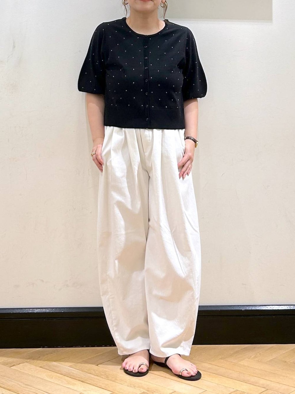 「ナチュラル、きれいめ、apart by lowrys、夏コーデ、カーディガン、ニット、接触冷感、パンツ、サンダル、お仕事コーデ_apart by lowrys、カジュアル」｜「A part byの【セレクト】NICOLAS LAINAS_メタルポイントサンダル（サンダル、ブラック系）」を使った、seさん（レディース・157cm）の夏コーディネートの7枚目の写真