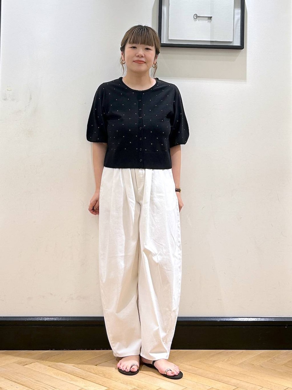 「ナチュラル、きれいめ、apart by lowrys、夏コーデ、カーディガン、ニット、接触冷感、パンツ、サンダル、お仕事コーデ_apart by lowrys、カジュアル」｜「A part byの【セレクト】NICOLAS LAINAS_メタルポイントサンダル（サンダル、ブラック系）」を使った、seさん（レディース・157cm）の夏コーディネートの2枚目の写真