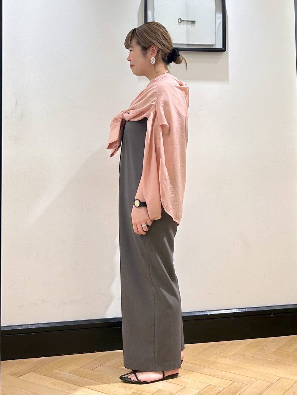 ピンク系のシャツ/ブラウス、ブラウン系のサンダル、グレー系のつなぎ/オールインワンを着用したレディースの夏コーディネートの5枚目の写真