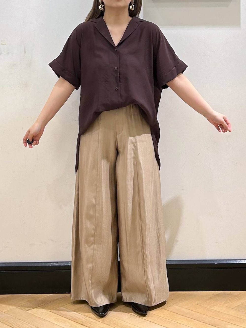 ブラウン系のシャツ/ブラウス、ブラック系のパンプス、ブラック系のハンドバッグを着用したレディースの夏コーディネートの6枚目の写真
