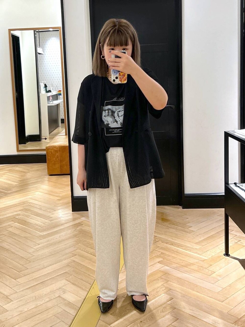 「スウェット、ブランドミックス、夏コーデ、ナチュラル、きれいめ、モノトーン、apart by lowrys、カジュアル、Tシャツ、ラフ」|「BARNYARDSTORMのBARNYARDSTORM / ボリュームチェーンネックレス(ネックレス、ゴールド系)」を使った、ap erikaさん(レディース・157cm)の夏コーディネートの3枚目の写真