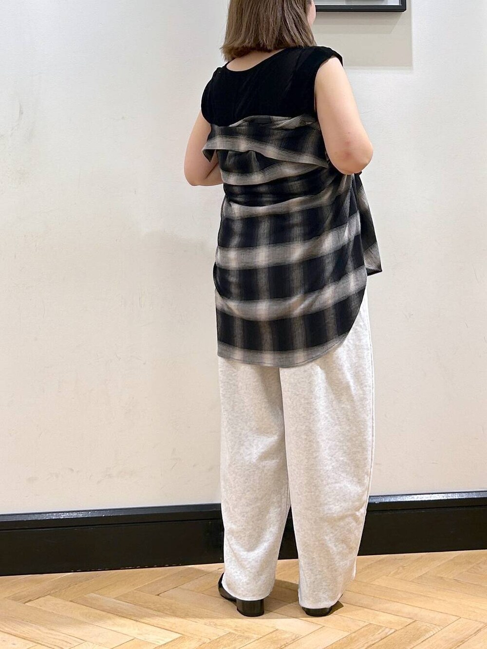 ブラック系のローファー、グレー系のスウェットパンツ、ブラック系のTシャツ/カットソーを着用したレディースの夏コーディネートの9枚目の写真