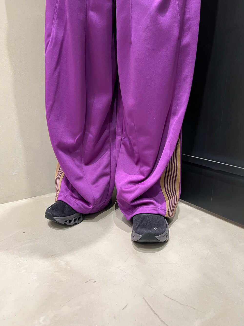 ブラック系のスニーカーを着用したレディースの春コーディネートの4枚目の写真