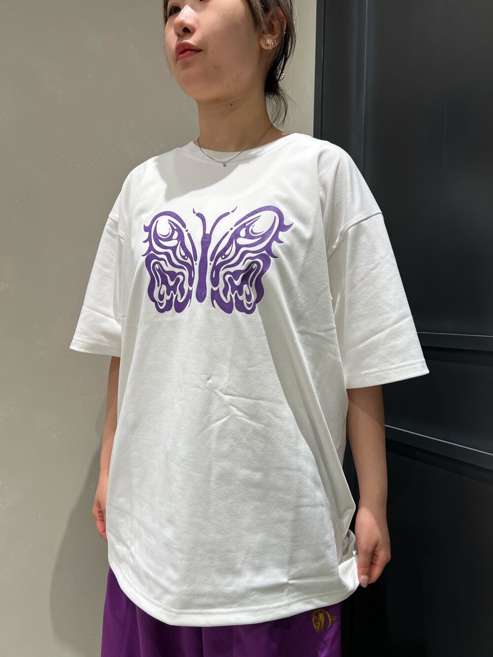 ブラック系のスニーカーを着用したレディースの春コーディネートの2枚目の写真