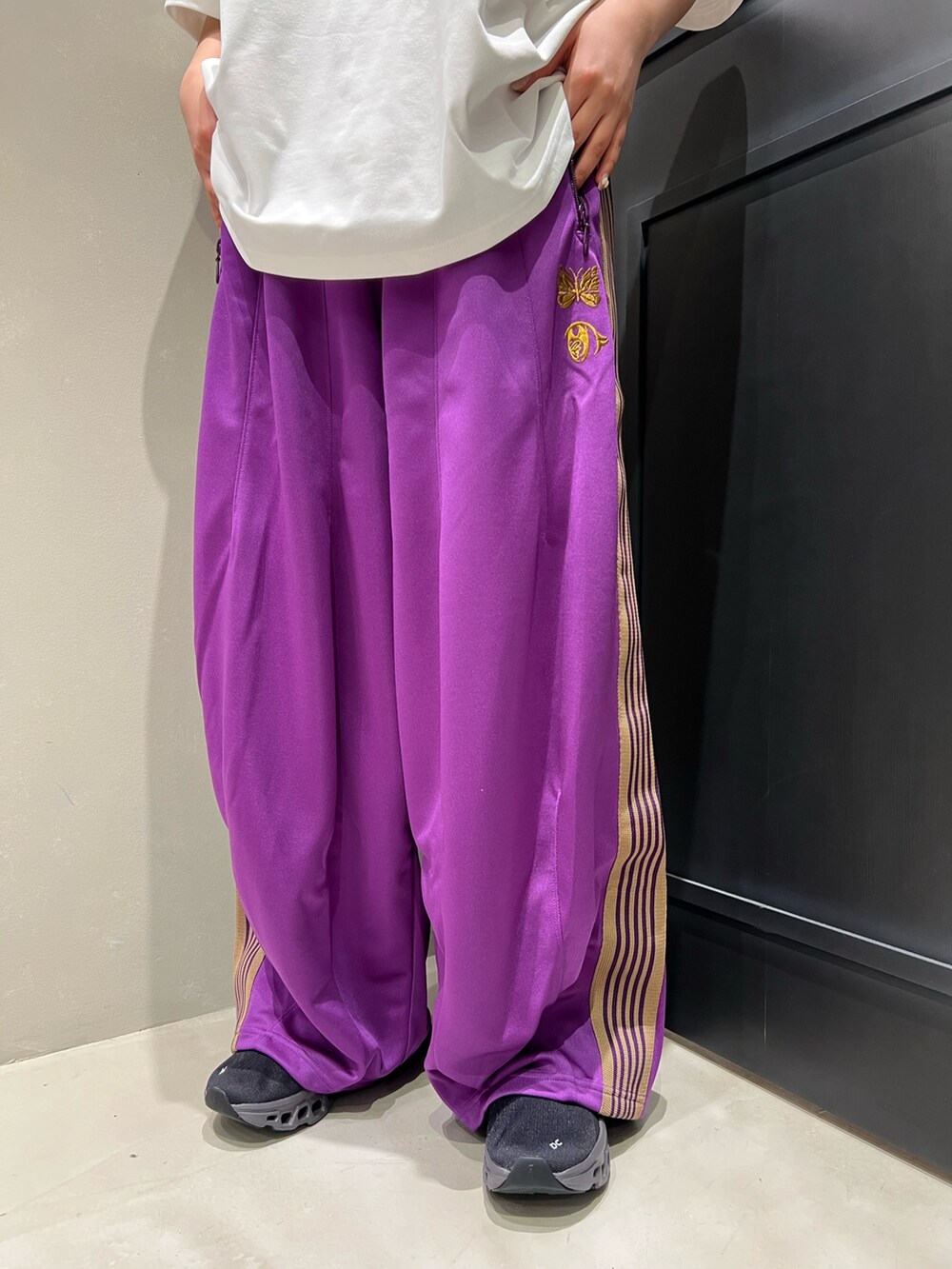 ブラック系のスニーカーを着用したレディースの春コーディネートの3枚目の写真