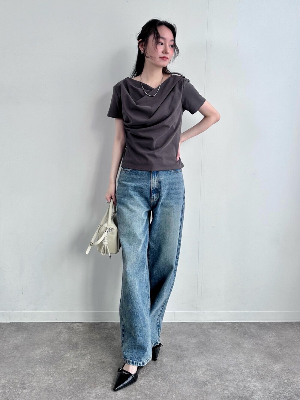 グレー系のTシャツ/カットソー、ブルー系のデニムパンツを着用したレディースの夏コーディネートの2枚目の写真