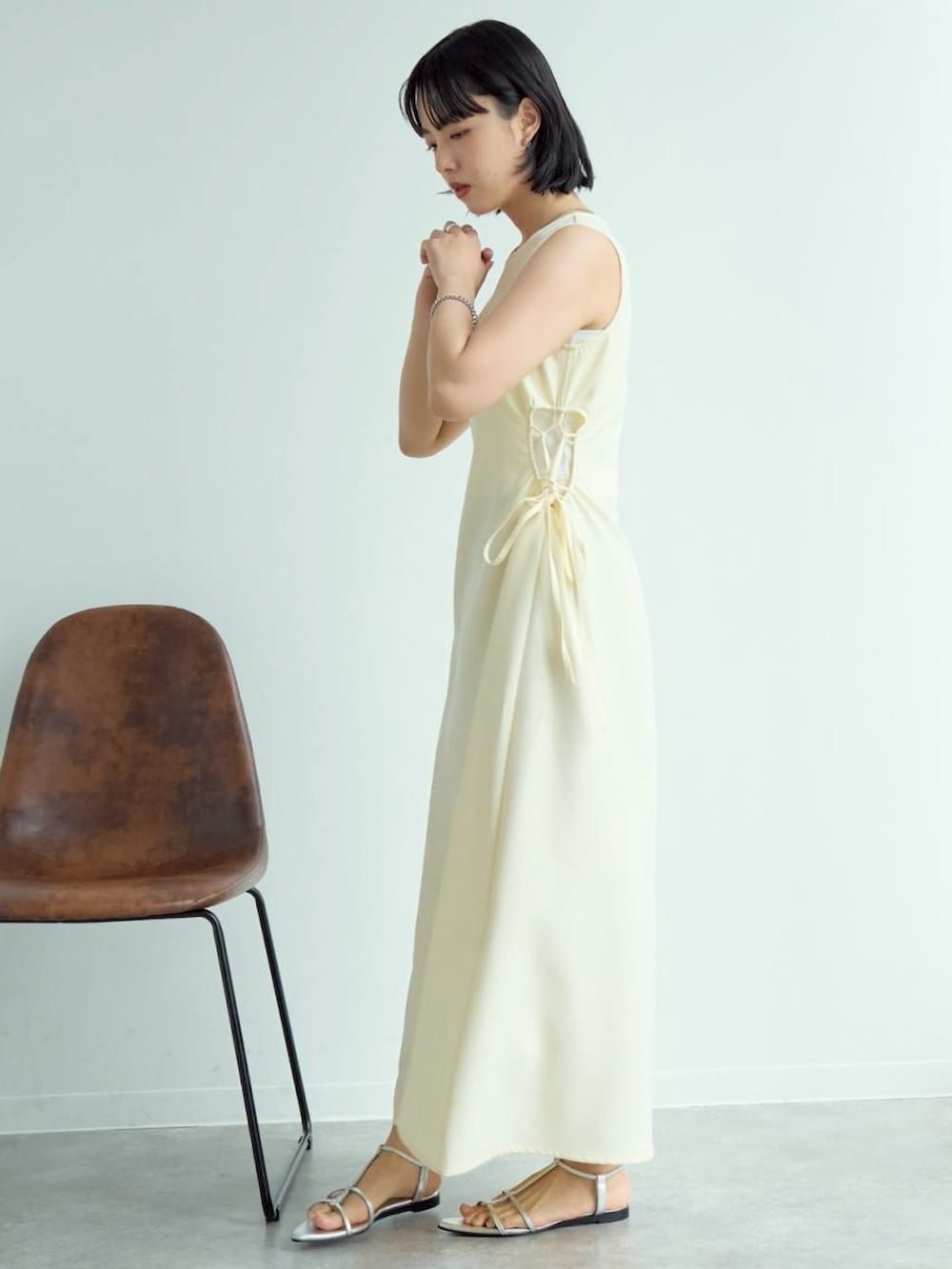 ベージュ系のワンピース、シルバー系のサンダルを着用したレディースの夏コーディネートの2枚目の写真