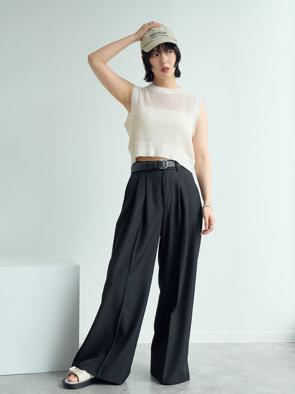 ベージュ系のその他トップス、ブラック系のスラックス、ベージュ系のキャップを着用したレディースの夏コーディネートの2枚目の写真