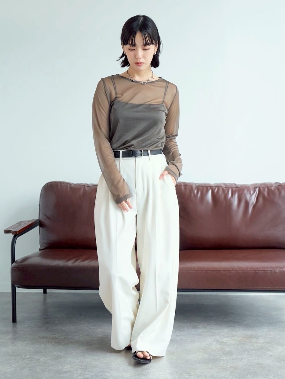 ブラウン系のTシャツ/カットソー、ホワイト系のスラックスを着用したレディースの夏コーディネートの2枚目の写真