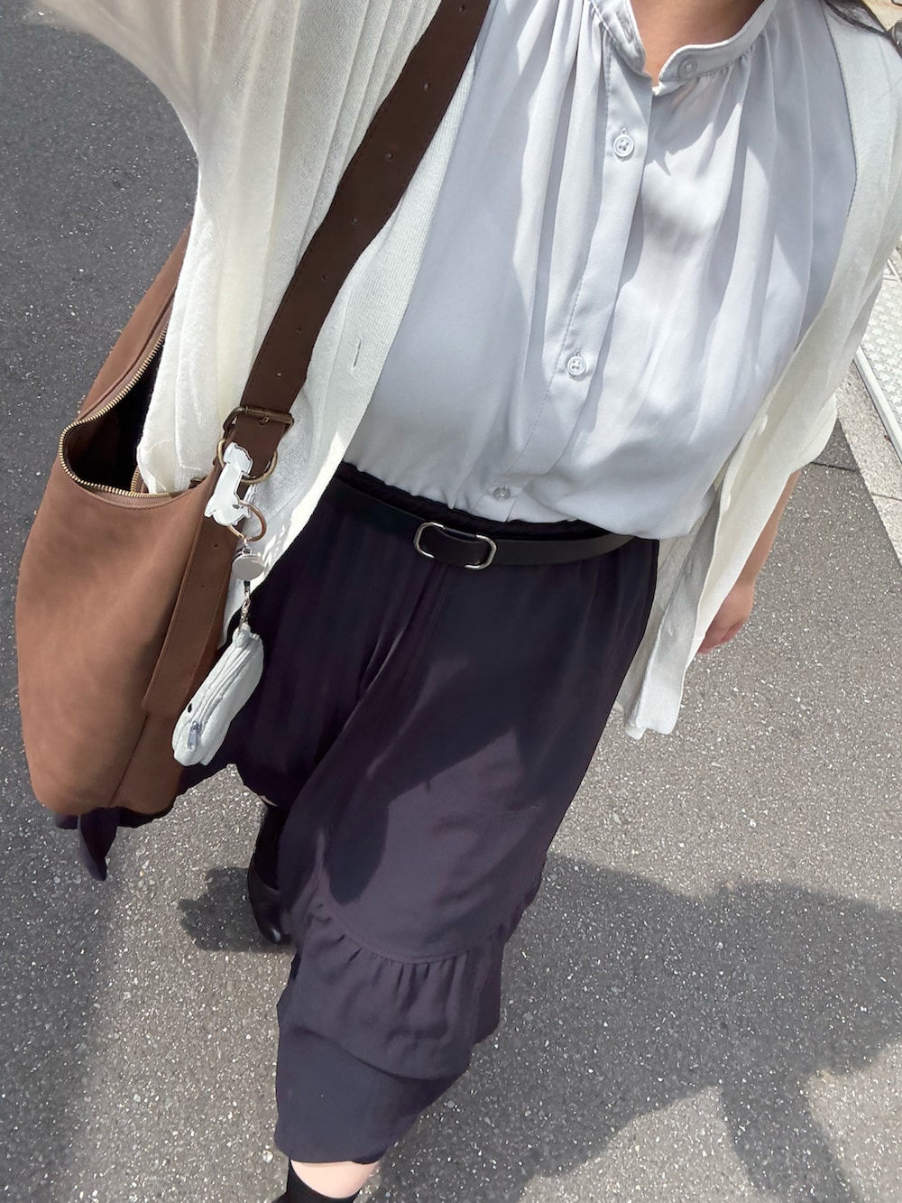 グレー系のシャツ/ブラウス、ブラウン系のショルダーバッグを着用したレディースの秋コーディネートの2枚目の写真