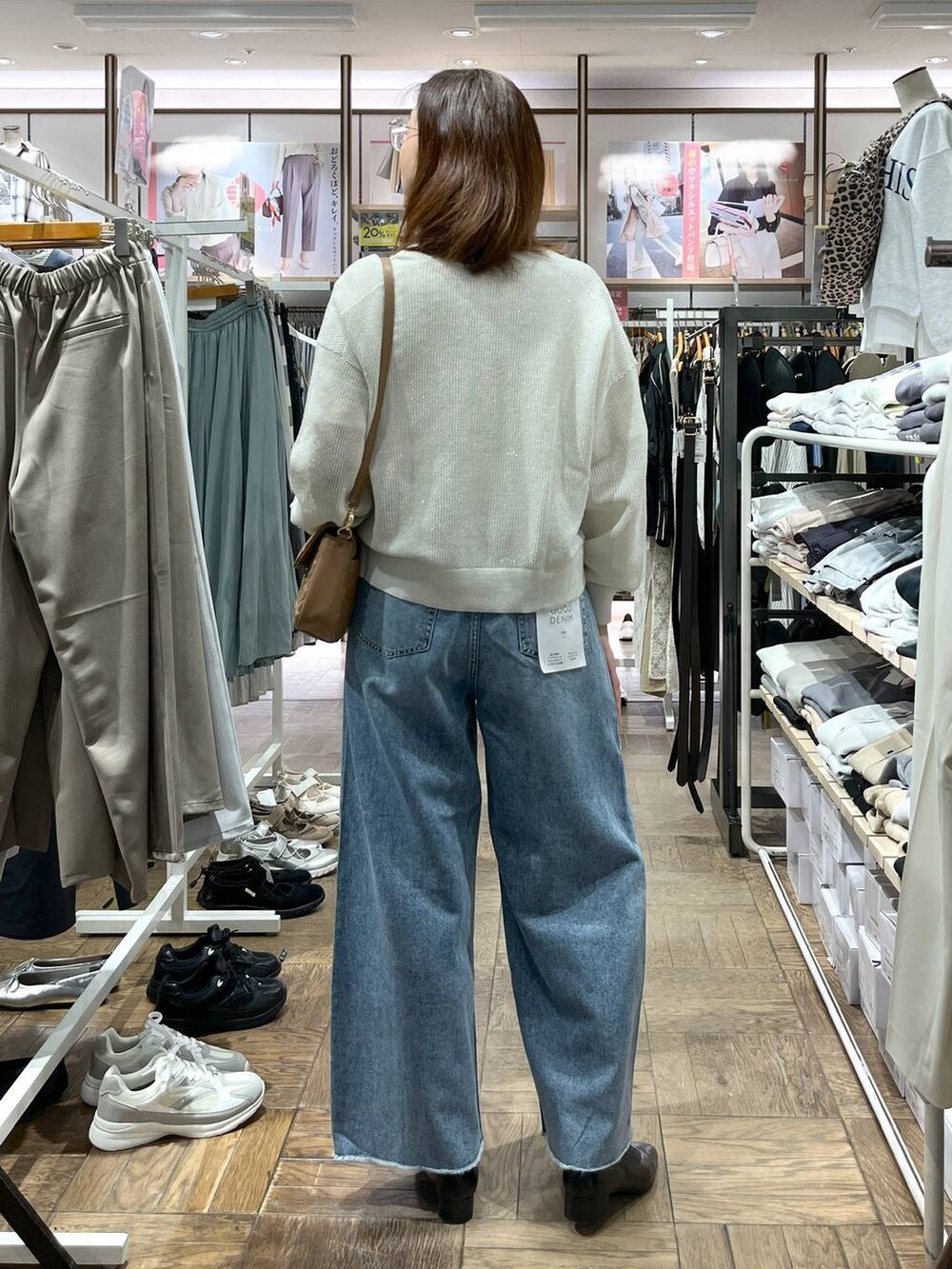 「高身長、体型カバー、ナチュラル、デート/ロマンティック、楽ちんコーデ、着痩せ、旅行、GLOBAL WORK、サマ見え_GLOBAL WORK、着痩せ・細見え、ショルダーバッグ、ネックレス、ニット、カーディガン、Tシャツ」|「GLOBAL WORKのキルティングチェーンショルダー/248204(ショルダーバッグ、ベージュ系)」を使った、nibakeryさん(レディース・168cm)の春コーディネートの3枚目の写真