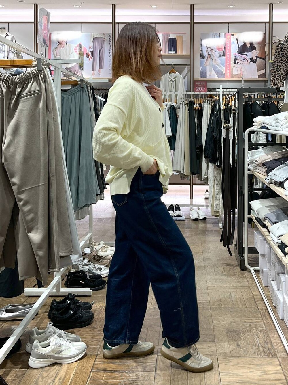 「GLOBAL WORK、高身長、体型カバー、ナチュラル、デート/ロマンティック、楽ちんコーデ、着痩せ、旅行、サマ見え_GLOBAL WORK、着痩せ・細見え、デニムパンツ、ワイドパンツ、ショルダーバッグ、カーディガン、ニット」|「GLOBAL WORKのGOODデニムバギーパンツ/118365(デニムパンツ、ブルー系)」を使った、nibakeryさん(レディース・168cm)の春コーディネートの2枚目の写真