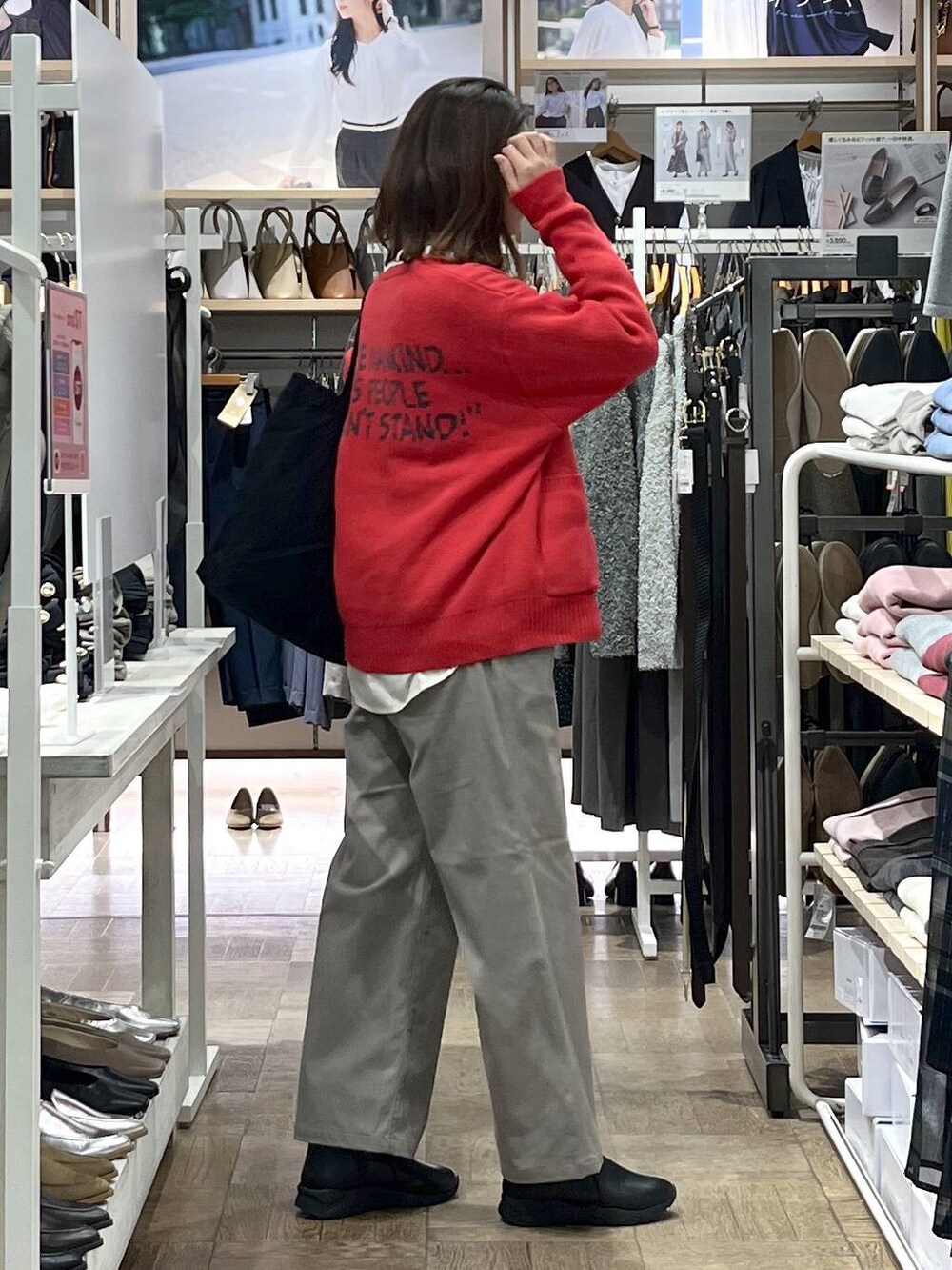 ブラウン系のその他パンツ、ブラック系のブーツ、レッド系のカーディガン/ボレロを着用したレディースの秋コーディネートの2枚目の写真