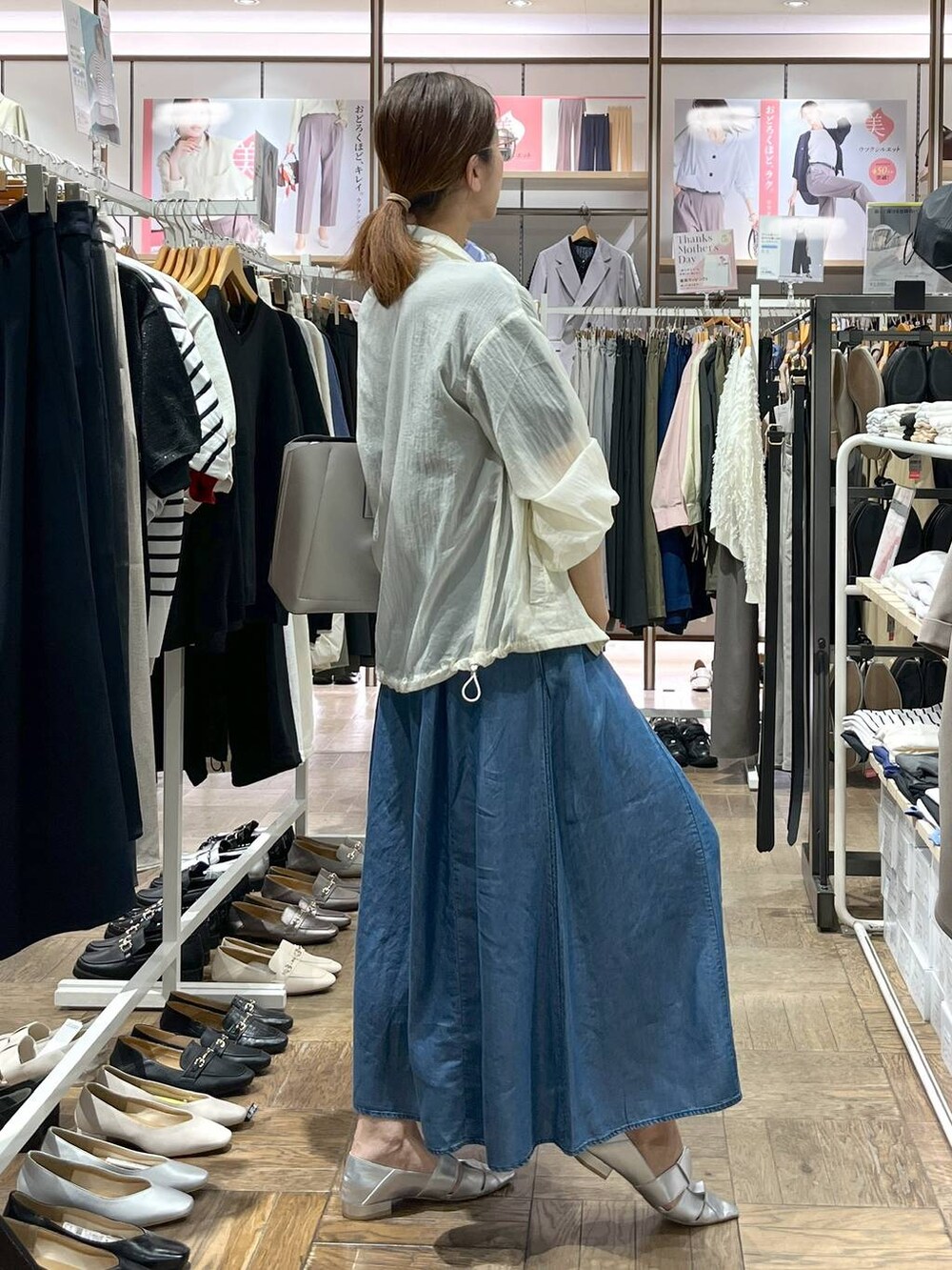 「ワイドパンツ、高身長、体型カバー、ナチュラル、デート/ロマンティック、楽ちんコーデ、着痩せ、旅行、GLOBAL WORK、サマ見え_GLOBAL WORK、着痩せ・細見え、パンプス、デニムパンツ、ニット、夏コーデ」|「GLOBAL WORKのスペ軽撥水6ポケA4トート/234500(トートバッグ、シルバー系)」を使った、nibakeryさん(レディース・168cm)の春コーディネートの2枚目の写真